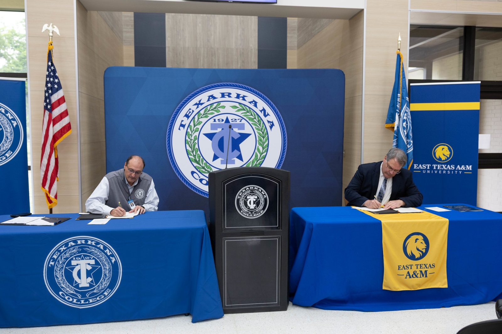 Texarkana College and East Texas A&M University leaders signing transfer agreement